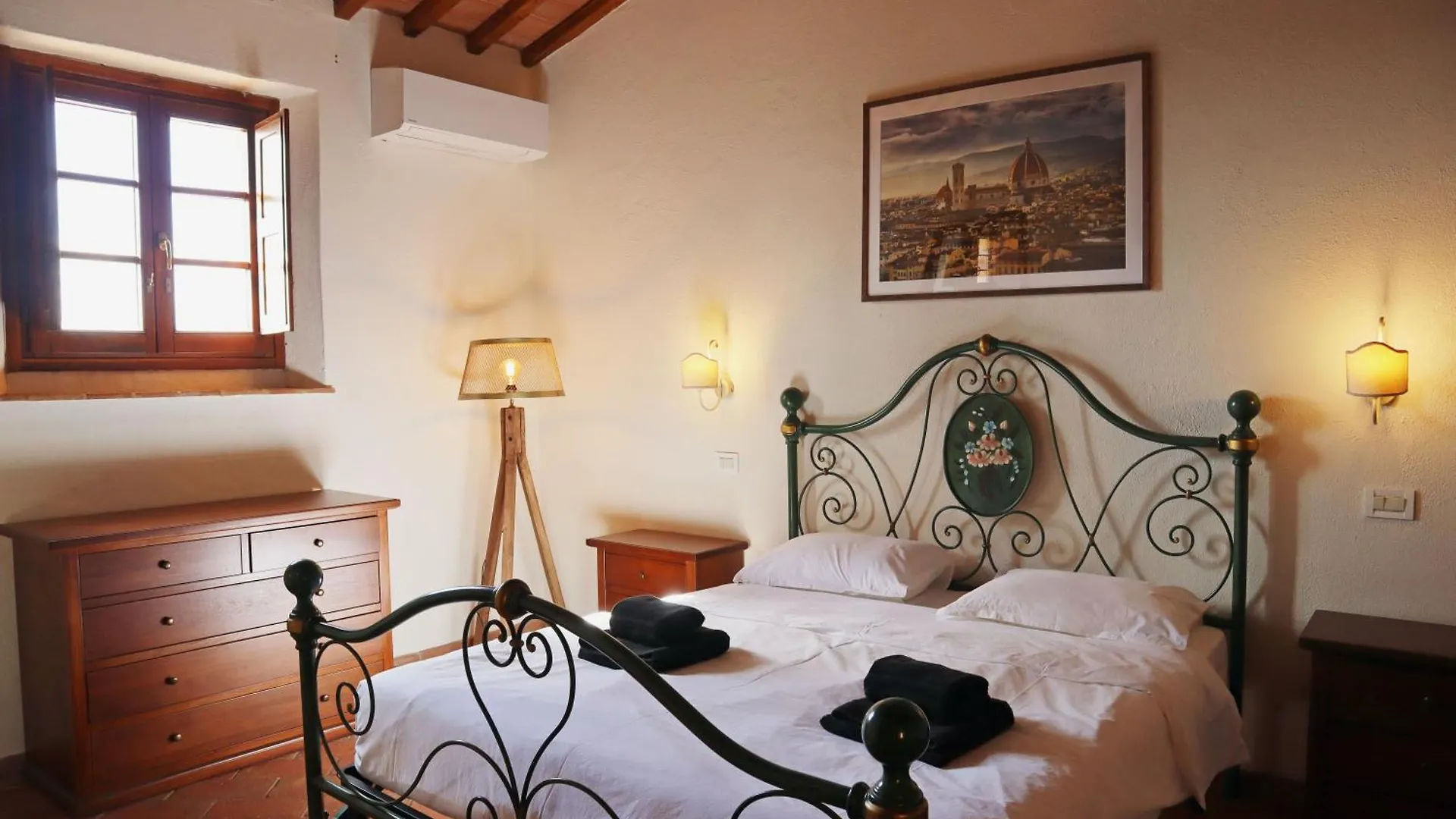 Villa Lovely 6 Bed Tuscan Farmhouse Villamagna  Italy