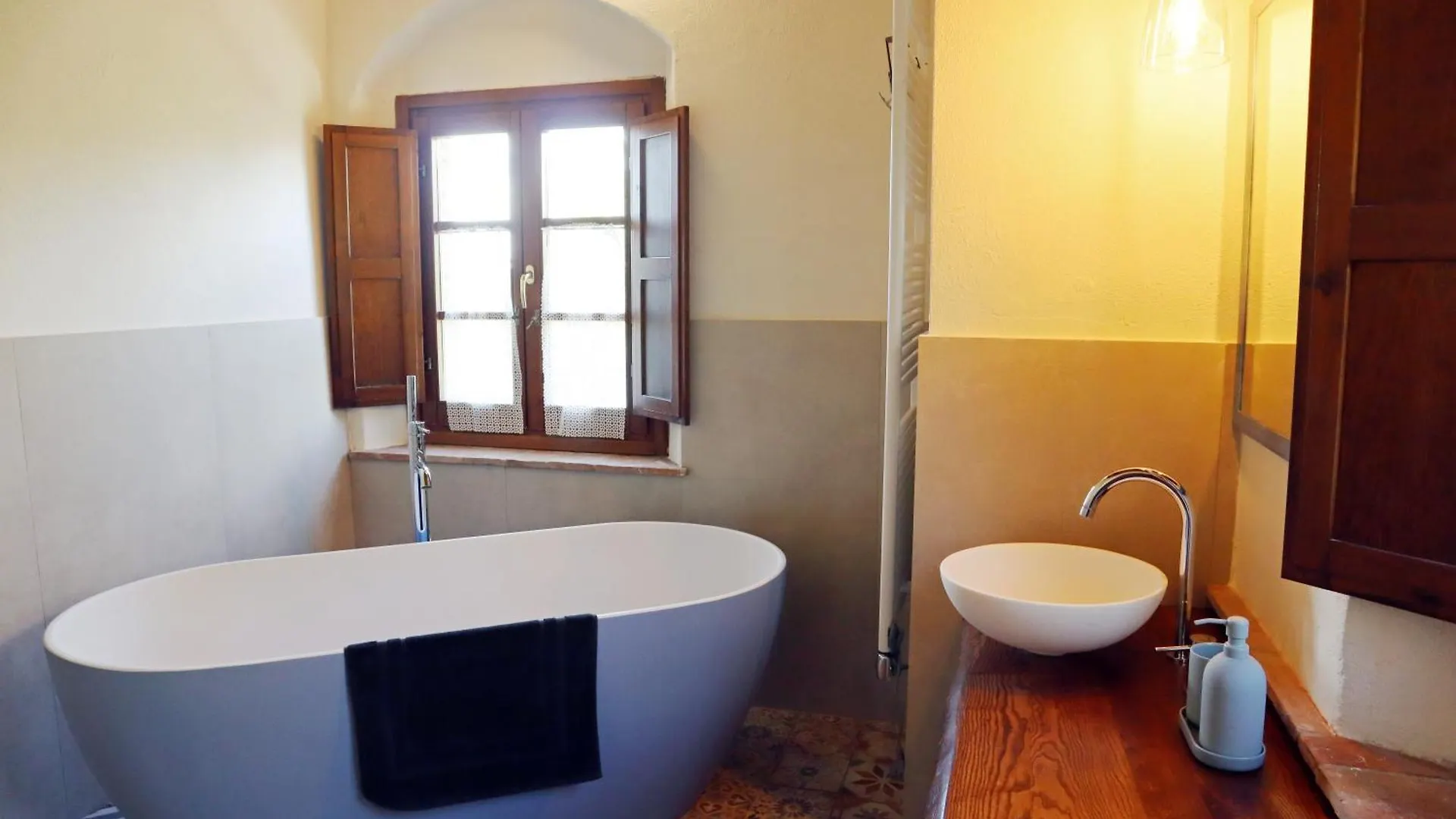 Villa Lovely 6 Bed Tuscan Farmhouse Villamagna