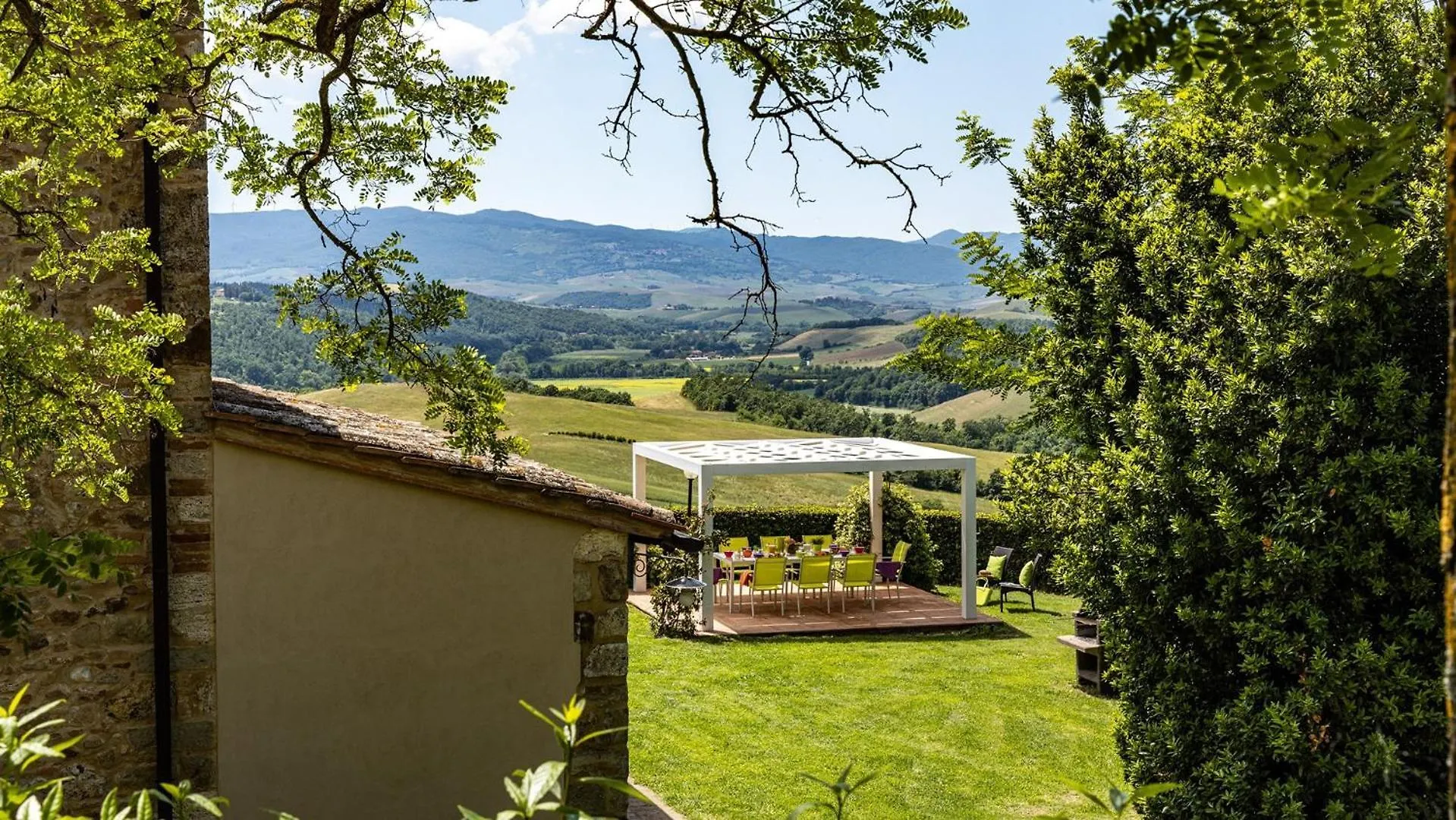 Lovely 6 Bed Tuscan Farmhouse Villamagna  Italy